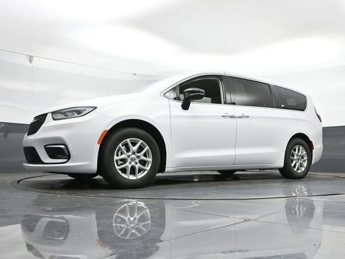 Used 2024 Chrysler Pacifica Touring-L FWD image 45