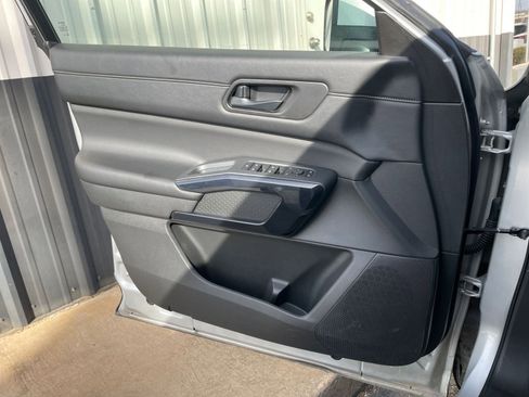 Used 2025 Nissan Pathfinder SV image 18