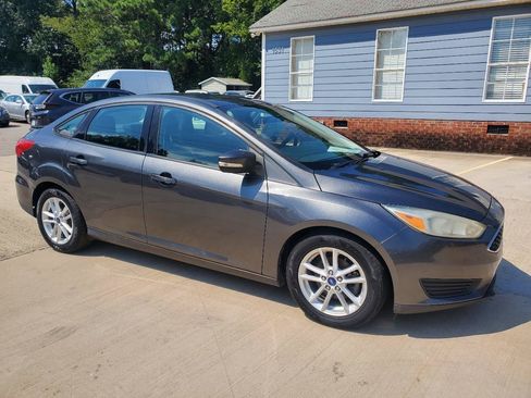 Used 2016 Ford Focus SE FWD image 3