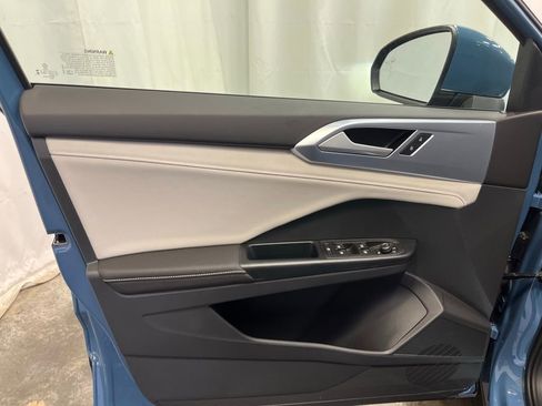 New 2026 Volkswagen Taos SE image 9