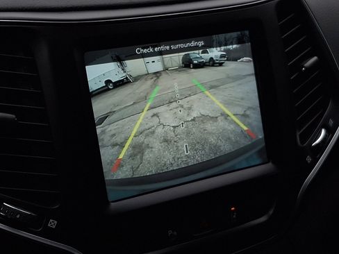 Used 2021 Jeep Cherokee Latitude Lux w/ Comfort/Convenience Group image 18