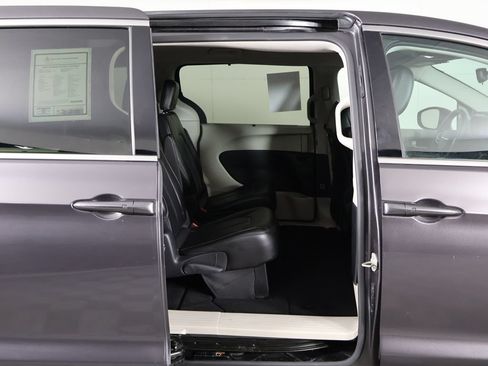 Used 2023 Chrysler Pacifica Touring-L FWD image 31