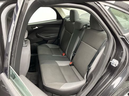 Used 2013 Ford Focus SE w/ SE Winter Pkg image 9