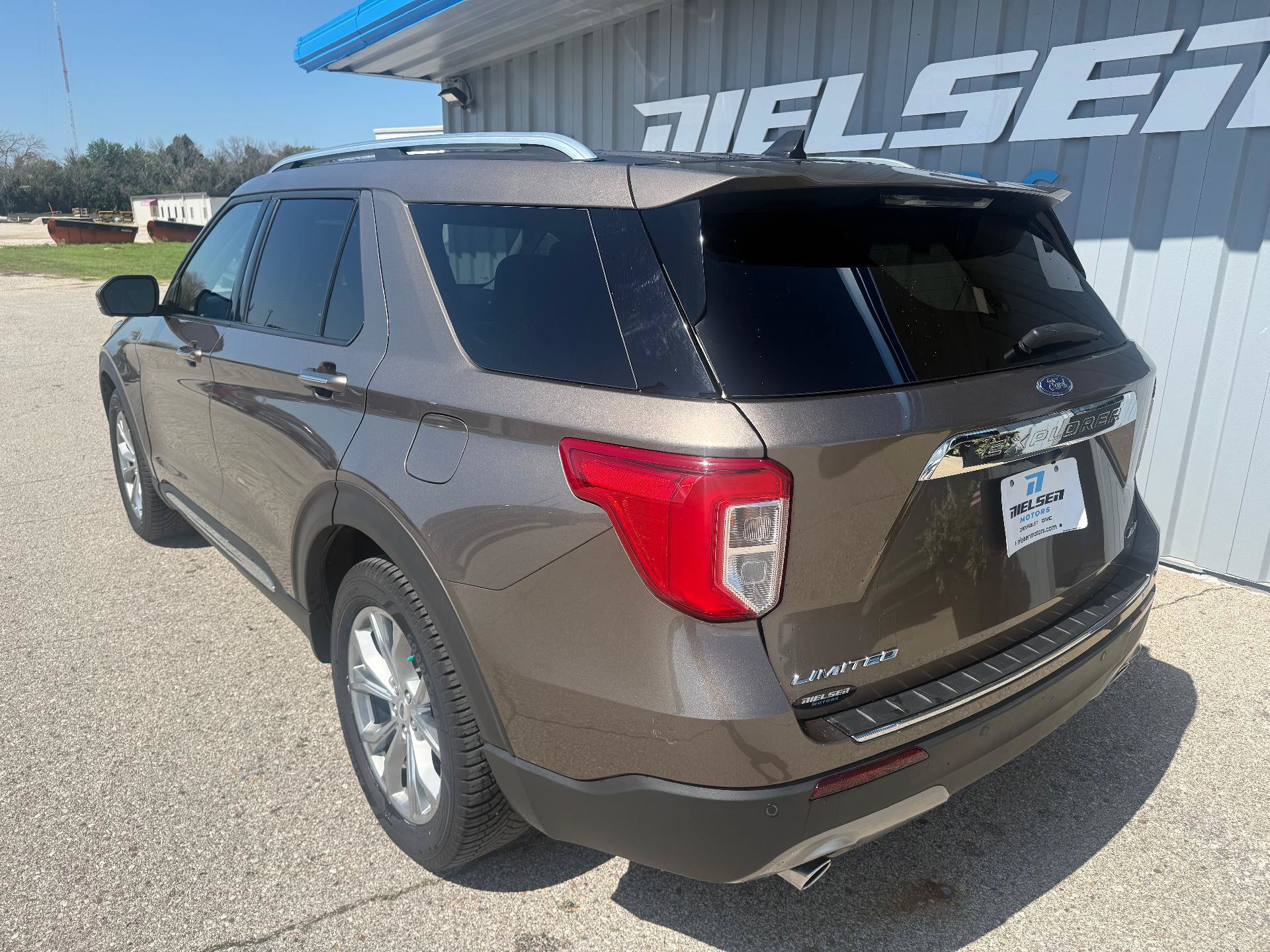 Used 2021 Ford Explorer Limited w/ Equipment Group 301A AWD/4WD image 7