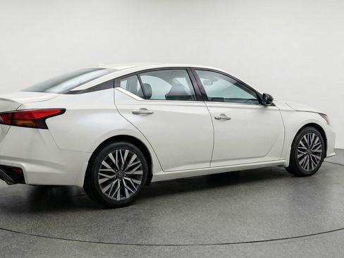 Used 2025 Nissan Altima 2.5 SV FWD image 9