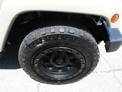 Used 2018 Jeep Wrangler Sahara w/ Connectivity Group AWD/4WD image 16