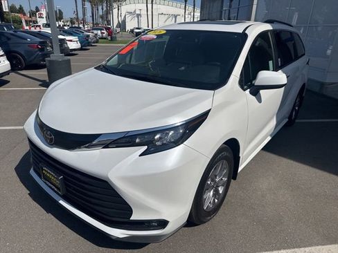 Certified 2026 Toyota Sienna XLE FWD image 16