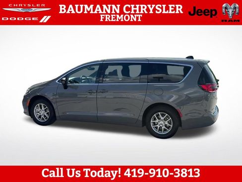 Used 2025 Chrysler Pacifica Select FWD image 4