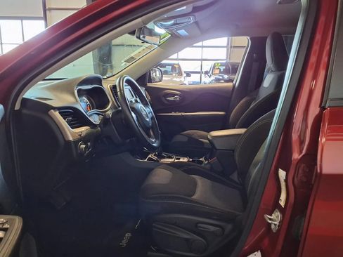 Used 2017 Jeep Cherokee Sport FWD image 17