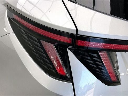 Certified 2025 Hyundai Tucson Limited AWD/4WD image 17