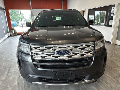 Used 2018 Ford Explorer XLT w/ Equipment Group 202A FWD image 5