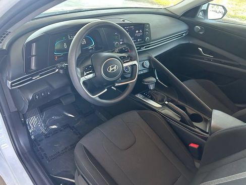 Used 2025 Hyundai Elantra SE FWD image 7