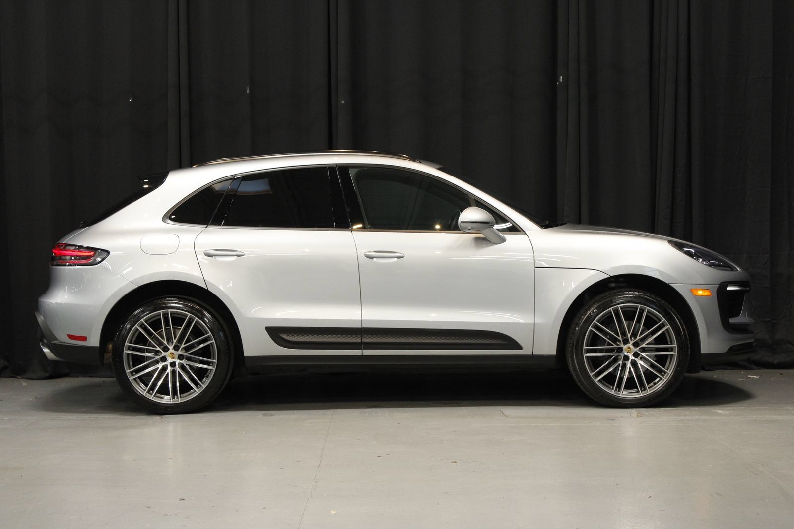 Certified 2026 Porsche Macan AWD/4WD image 8