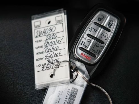 Used 2025 Chrysler Pacifica Select image 26