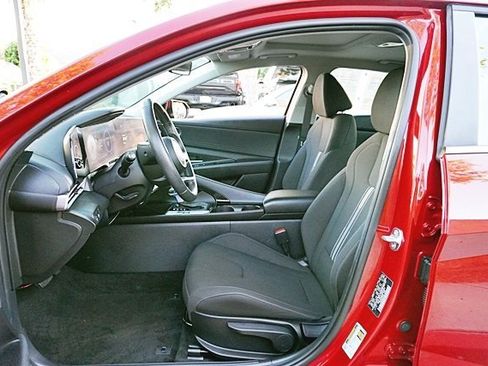 Certified 2025 Hyundai Elantra SEL image 12