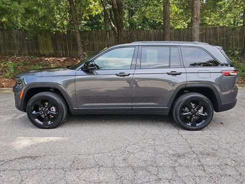 Used 2025 Jeep Grand Cherokee Altitude AWD/4WD image 5