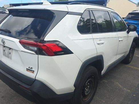 Used 2019 Toyota RAV4 LE FWD image 11