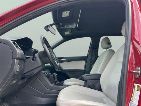 Used 2019 Volkswagen Tiguan SEL R-Line FWD image 9