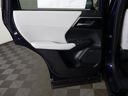 New 2025 Mitsubishi Outlander SE image 27