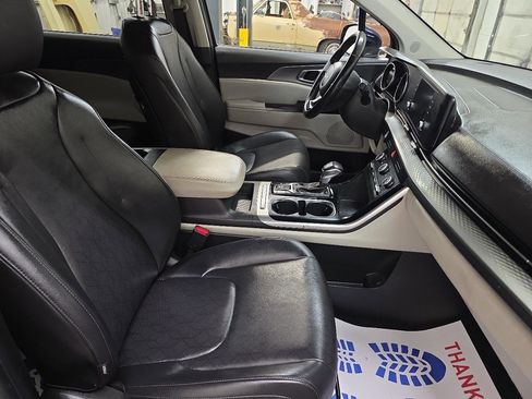 Used 2022 Kia Carnival LX image 40