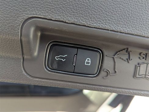 Used 2020 Ford Explorer Platinum w/ Premium Technology Package image 28