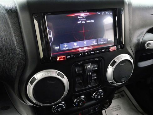Used 2014 Jeep Wrangler Unlimited Sahara w/ Connectivity Group AWD/4WD image 26