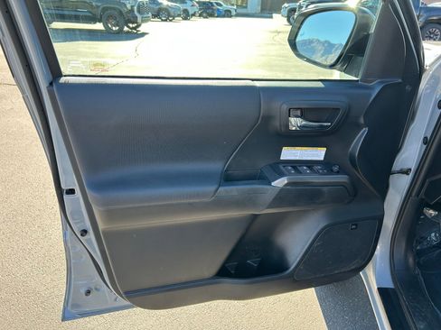 Certified 2019 Toyota Tacoma TRD Off-Road image 9