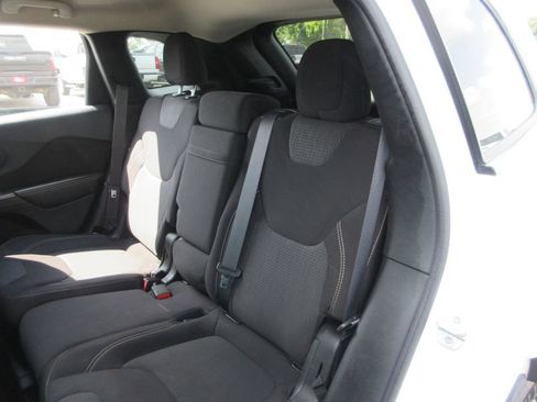Used 2015 Jeep Cherokee Latitude w/ Cold Weather Group FWD image 19