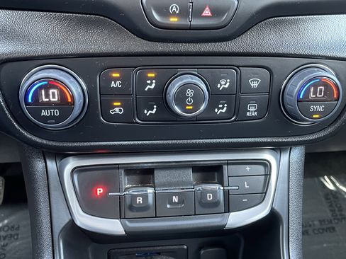 Used 2024 GMC Terrain SLT image 27