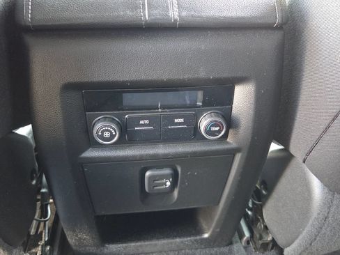 Used 2022 Chevrolet Traverse LT FWD image 13