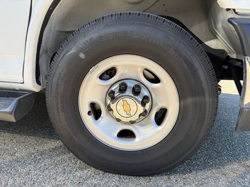 Used 2025 Chevrolet Express 3500 LT w/ LT Preferred Equipment Group RWD image 9