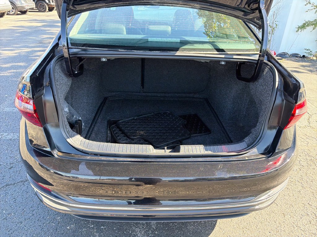 Used 2025 Volkswagen Jetta SEL FWD image 28