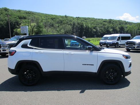 Used 2023 Jeep Compass Latitude w/ Convenience Group AWD/4WD image 4