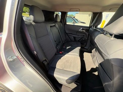 Used 2025 Mitsubishi Outlander SE FWD image 27