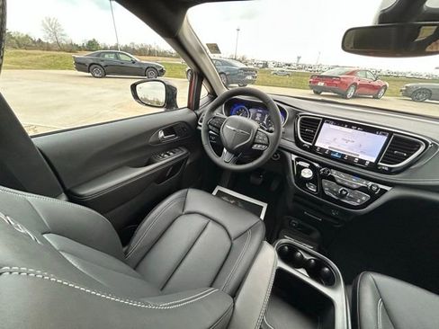 New 2026 Chrysler Pacifica Select image 40