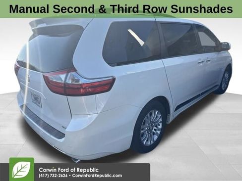 Used 2017 Toyota Sienna XLE Premium image 4