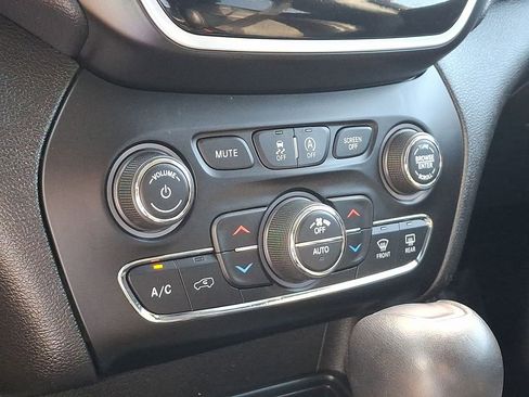 Used 2019 Jeep Cherokee Limited AWD/4WD image 15