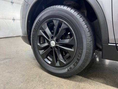 Used 2016 Nissan Rogue SV AWD/4WD image 11
