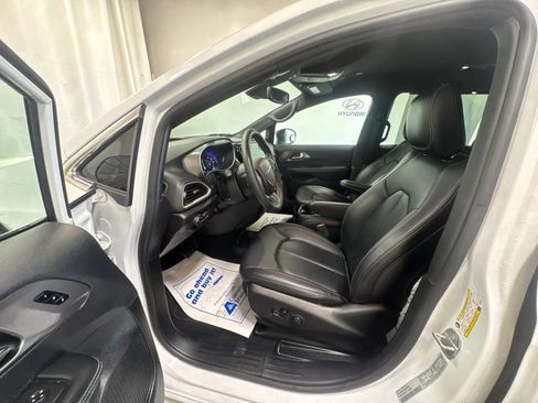 Used 2025 Chrysler Pacifica Select FWD image 26