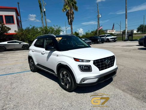 Used 2023 Hyundai Venue Limited FWD image 7