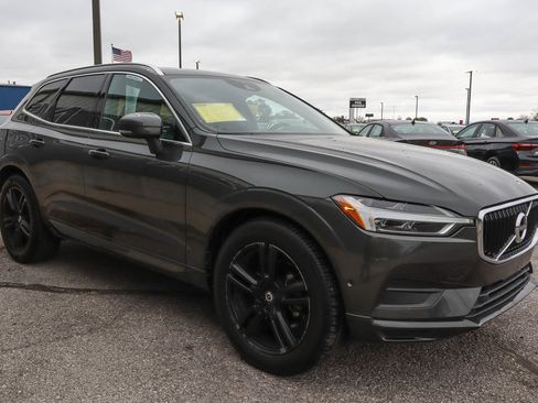 Used 2019 Volvo XC60 T5 Momentum w/ Multimedia Package image 3