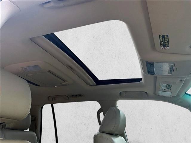 Used 2011 Lexus LX 570 4WD w/ Luxury Pkg w/Pre-crash image 16