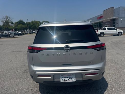 Used 2025 Nissan Pathfinder SL FWD image 6