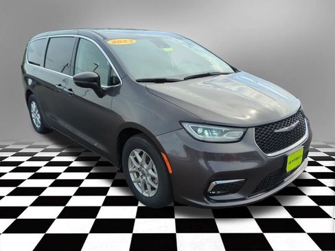 Used 2023 Chrysler Pacifica Touring-L FWD image 10