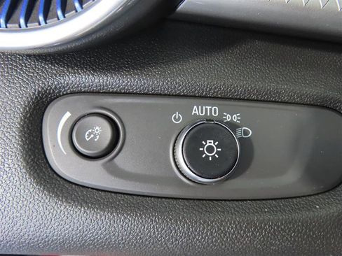 Used 2025 Chevrolet Trax LT w/ LT Convenience Package FWD image 18