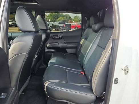 Used 2020 Toyota Tacoma TRD Sport w/ TRD Premium Sport Package AWD/4WD image 31