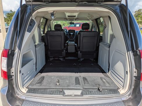Used 2016 Chrysler Town & Country Touring FWD image 13