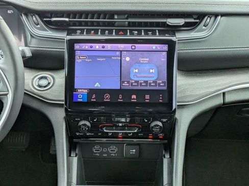 Used 2025 Jeep Grand Cherokee Limited w/ Black Appearance Package RWD image 19