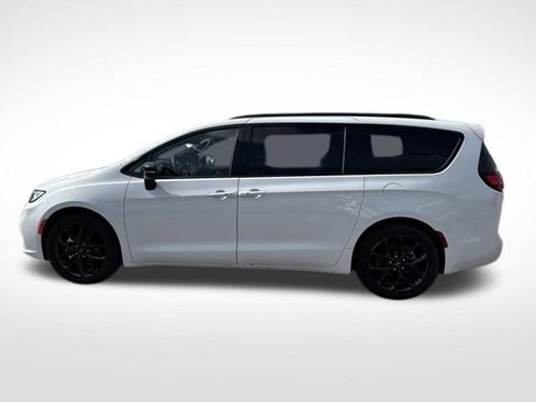 Used 2025 Chrysler Pacifica Limited image 2