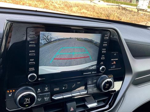 Used 2021 Toyota Highlander XLE image 19